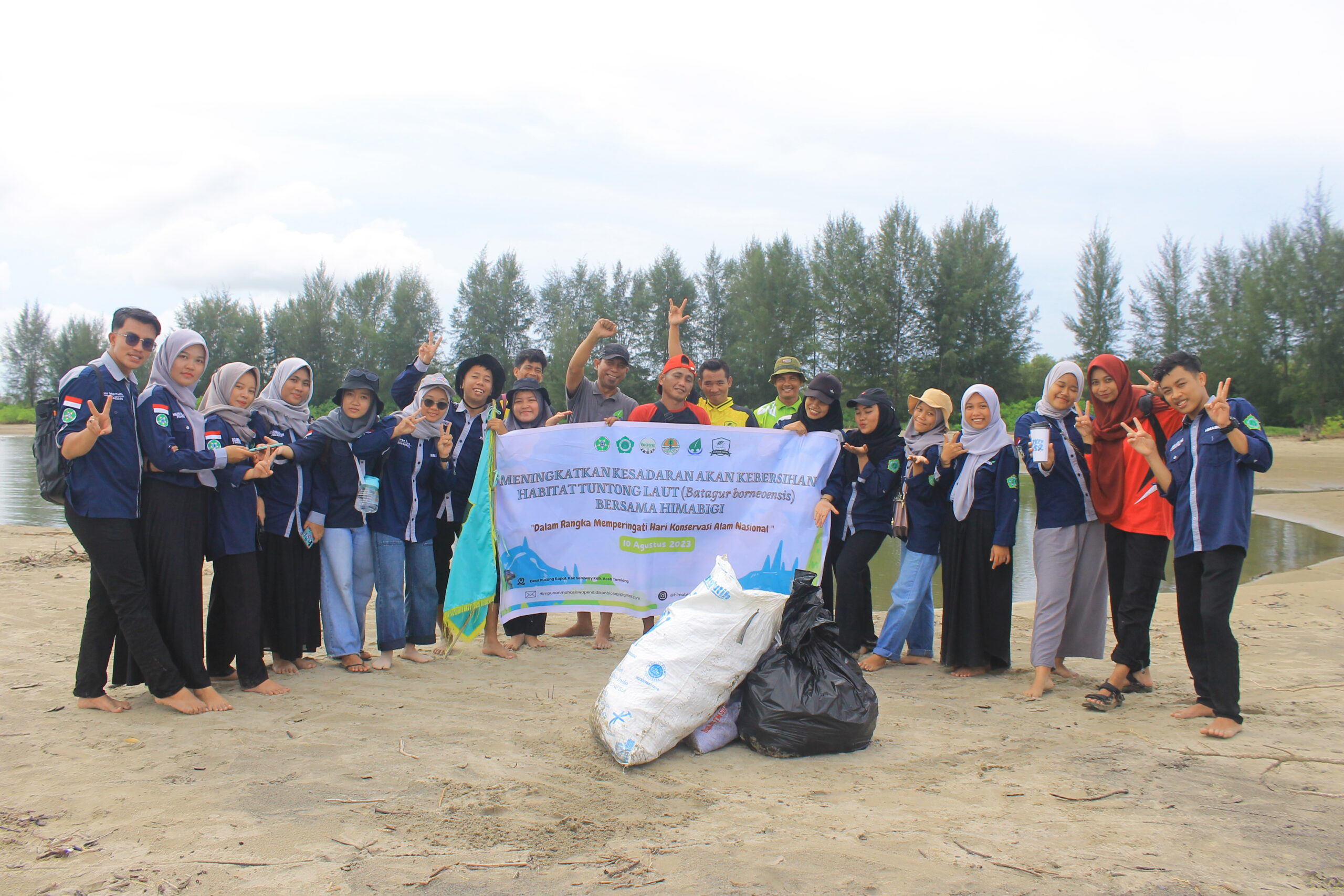 Group of Biology Students from the University of Samudera Carried Out Coastal Cleanup