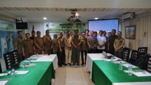 participants in group discussion